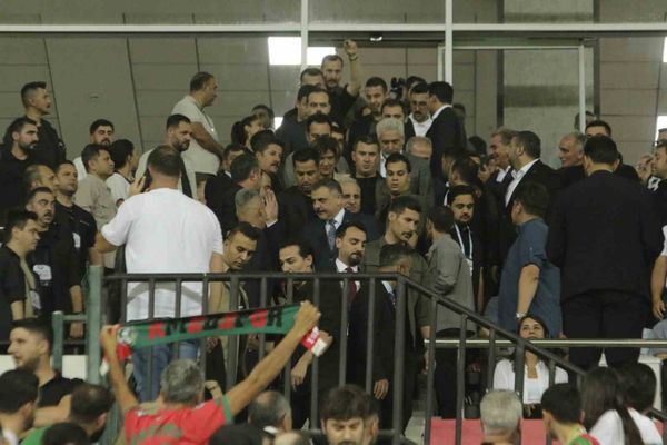 Bakanlar ve TFF başkanı Diyarbakır’da maç izledi