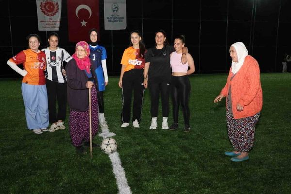 Kadınların halı saha şöleni: bastonlu teyzenin vuruşu Cumhuriyet Bayramı'nı başlattı