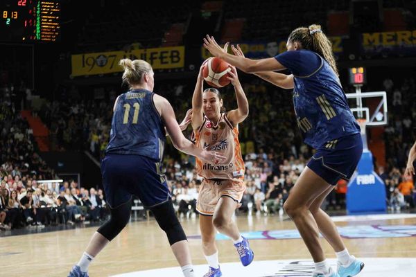 Fenerbahçe Tarfin Servet Tazegül'de süper kupayı üçüncü kez kaldırdı