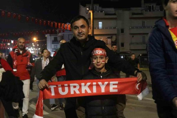 Binlerce taraftar Kocaeli'de Fransa maçı öncesi stada akın etti