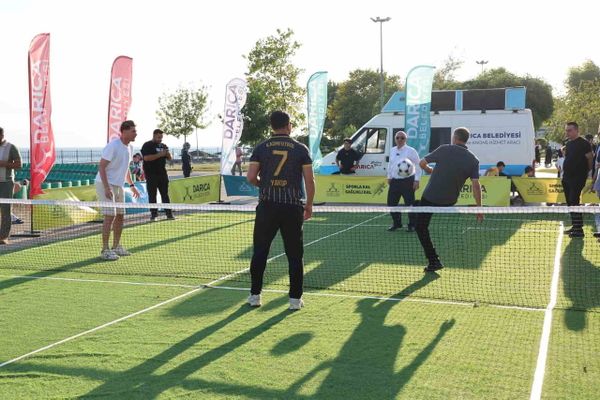 Darıca'da gençler ve başkan sahada: ayak tenisiyle spor kültürü pekişiyor