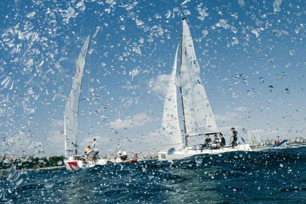 Marmara'da taktik ve genç yetenek yarışı hızlandı: TAYK-Eker Olympos Regatta sürüyor