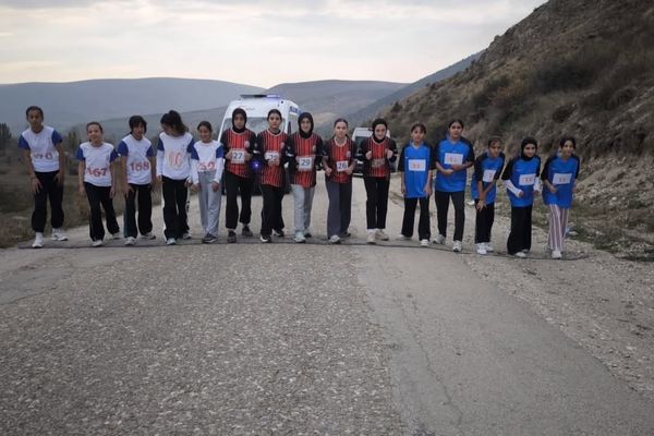 Bayburt'ta okul sporları krosunda okullar kürsüyü paylaştı