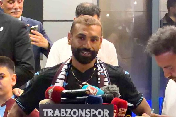 Muhammed Salah Trabzon'a ayak bastı, binlerce taraftar karşıladı