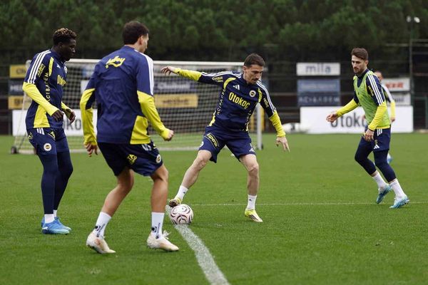 Fenerbahçe'de geçici sorumluluk Dirk Kuyt'ta: hazırlıklar sürdü