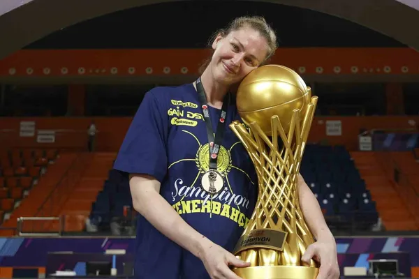 Fenerbahçe'de Meesseman dönemi uzadı