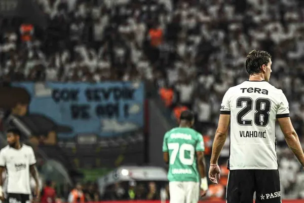 Vlahovic siyah-beyazla ilk kez sahaya çıktı, taraftar tezahüratı uzun sürdü