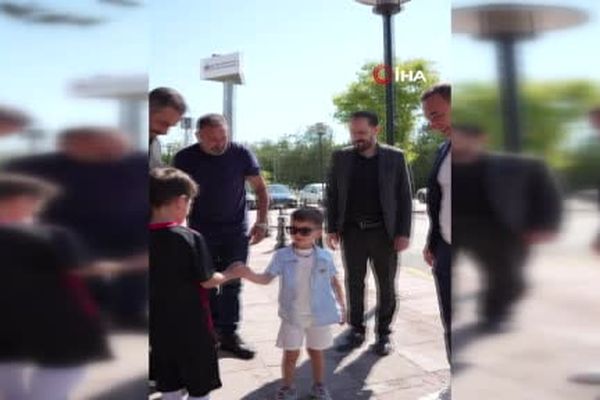 Tribün gerilimini geride bırakan baba ve oğlu Gençlerbirliği’ni ziyaret etti