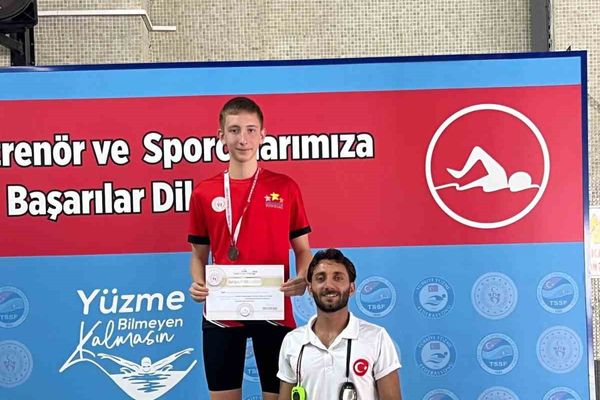 Elazığ'da aydın rüzgârı: genç yüzücülerden iki önemli derece