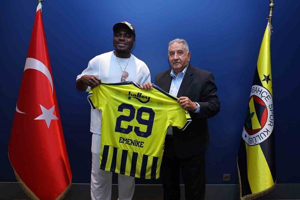 Emenike'den Fenerbahçe'ye samimi ziyaret