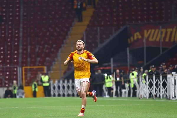 Barış Alper Yılmaz galibiyeti taraftarla sahada kutladı