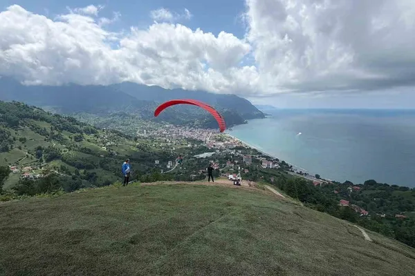 Karadeniz'in mavisiyle gökyüzüne çıkanlar: Kemalpaşa yamaç paraşütü şampiyonası başladı