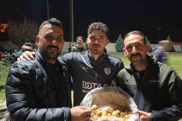 Taraftarın meşaleli gecesi: Nazilli Şehir futbolcularına baklava ve Aydın inciri morali