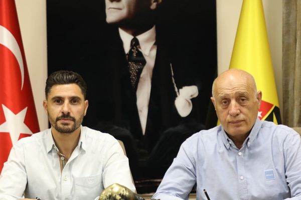 Özer Hurmacı İstanbulspor'da yeni dönemi beş yıllık sözleşmeyle başlattı