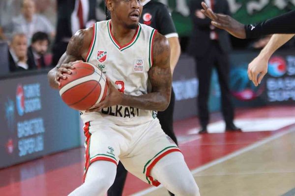 İzmir'de uzatma heyecanı: Karşıyaka Galatasaray'ı 78-71 mağlup etti