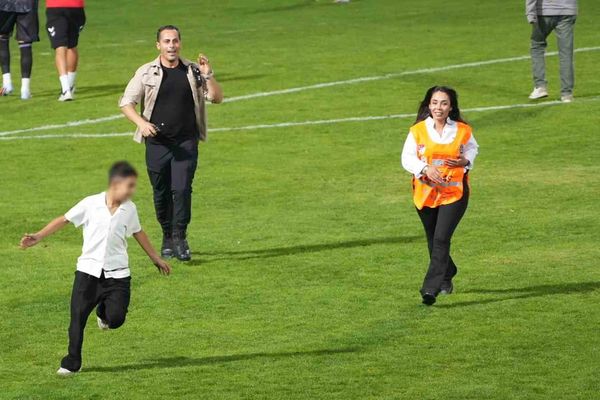 Tribünden sahaya inen küçük taraftar görevlileri peşinden koşturdu