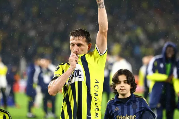Mert Hakan 568 gün sonra formasına kavuştu, tribünlerden coşkulu karşılama
