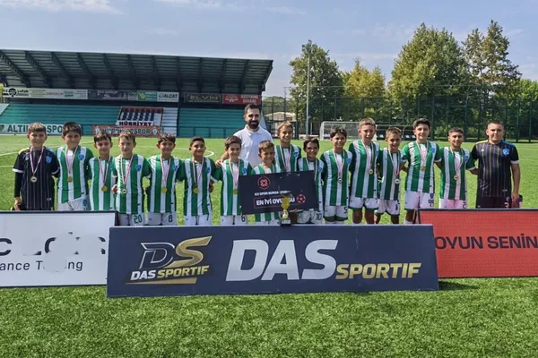 Küçük futbolculardan büyük zafer: Balıkesir Büyükşehir Belediyespor U-11 Bursa'da şampiyon