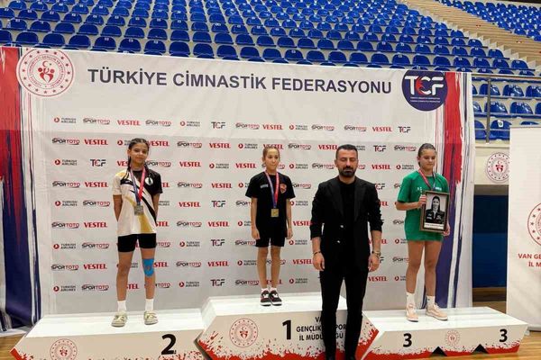Manisa'dan iki branşta 16 madalyayla gururlandıran genç sporcular