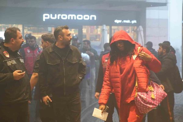 Galatasaray Ankara'da: Eryaman'da taraftar coşkusu takımı karşıladı