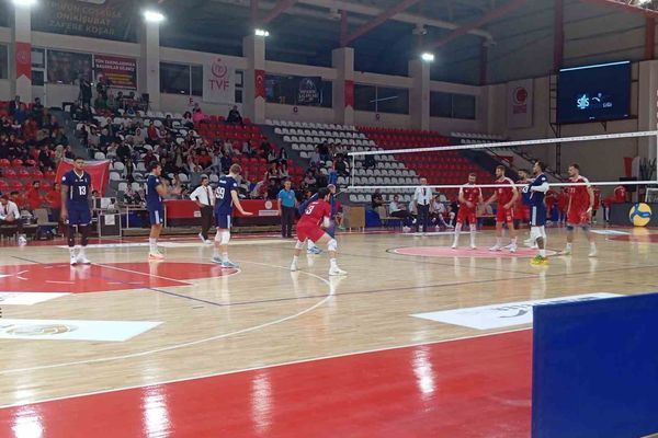 Onikişubat Belediyespor taraftar önünde efeler ligindeki ilk zaferini aldı