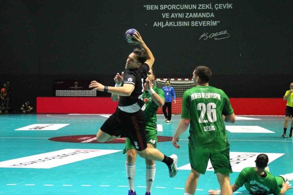 Beşiktaş, Nilüfer'i 38-32 yenip kupayı kazandı