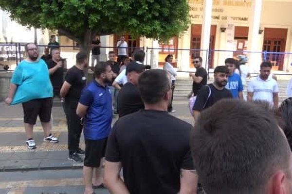 Adana’da Adana Demirspor taraftarlarının belediye önünde bariyerleri yıktığı eylem