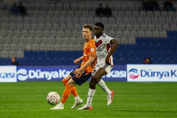 Başakşehir ilk yarıda Shomurodov'un golüyle 1-0 önde