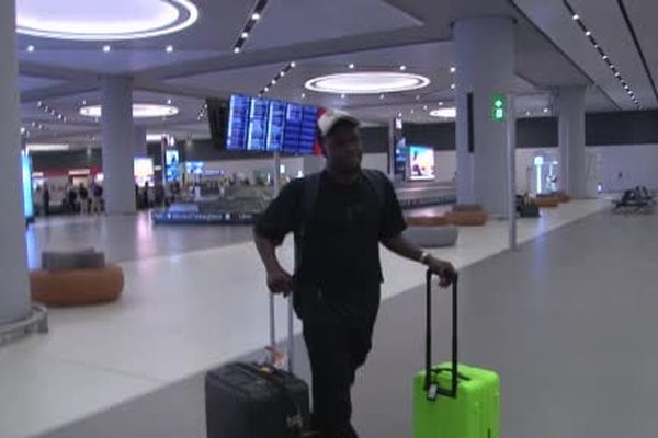 Junior Olaitan İstanbul havalimanında taraftarların sevgi gösterisiyle karşılandı