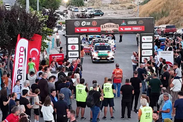 Kapadokya'da toprak rallisi başladı: ekipler eşsiz parkurlarda mücadele ediyor
