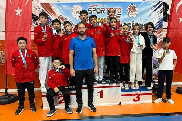 Erzincanlı gençler Kars'ta kürsüye çıkarak 13 madalya elde etti