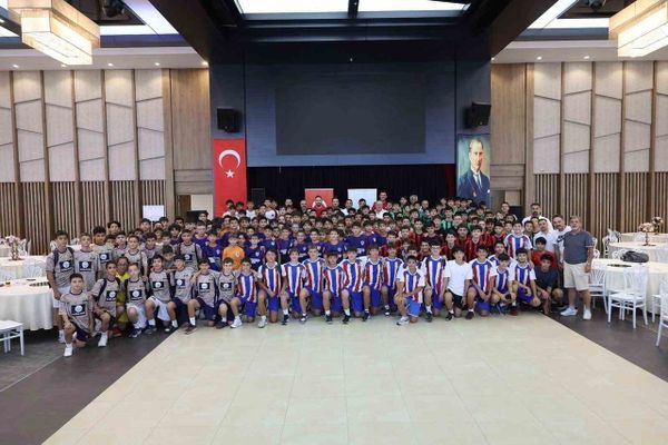 Merkezefendi'de sezon öncesi futbol kurallarının uygulanışı ve yerel başarılar ele alındı
