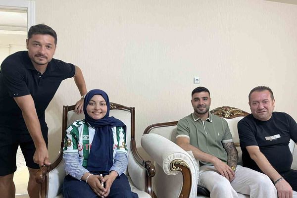 Konyaspor kadrosundan ev ziyareti: genç taraftara moral buluşması