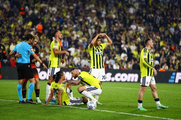 Nathan Ake maçı terk etti, yerine Kojo Peprah Oppong girdi