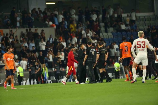 Maç sonunda Nuri Şahin'e kırmızı kart, hakemle kısa süreli gerginlik