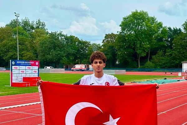 Genç sporcu Mustafa Abacıoğlu 400 metrede Avrupa şampiyonu olarak Ümraniye'yi gururlandırdı