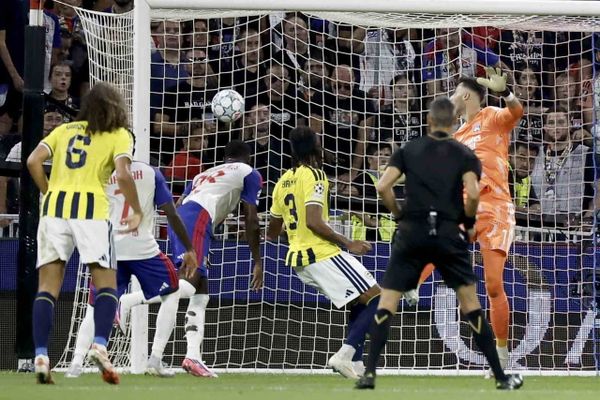 Fenerbahçe, Lyon'da devreye iki golle önde girdi