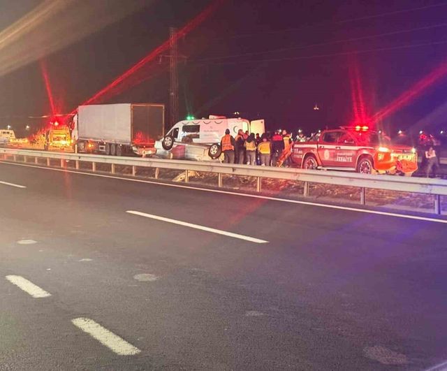 Ankara-Eskişehir E90'da Feci Kaza: Otomobil Tıra Çarpıp Takla Attı — 1 Ölü, 3 Yaralı