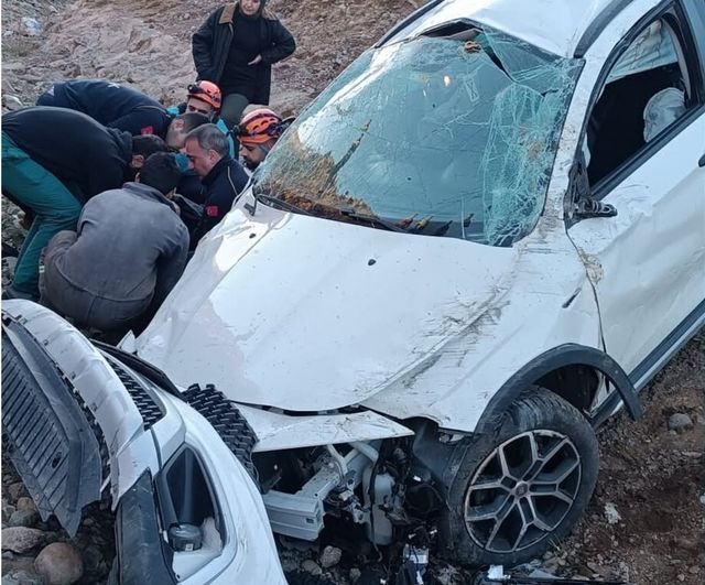 Bingöl'de Otomobil Şarampole Uçtu: 2 Yaralı