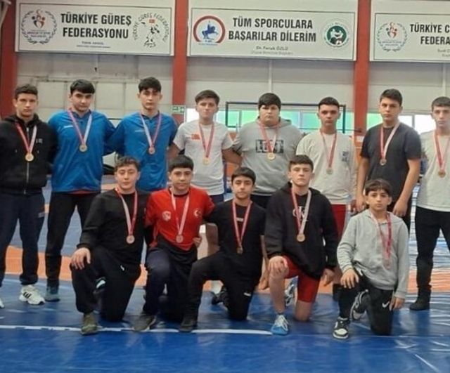 Düzce'de Okul Sporları: Genç A ve Genç B Erkek Güreşinde Şampiyonlar Belli Oldu