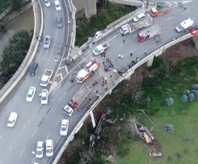 İzmir'de Freni Boşalan Kamyon Dehşeti: 3 Yaralı