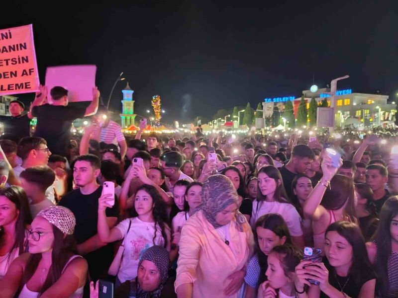Merve Özbey Selendi'de tütün ve cirit festivalini coşkuyla tamamladı