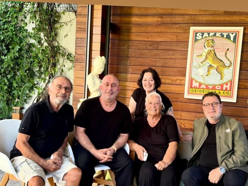 Cem Yılmaz taburcu oldu: ailesiyle paylaştığı fotoğraf sevenlerini mutlu etti
