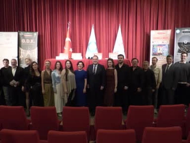 Manisa tiyatrosu 20. yılını 'duruş' temasıyla sahneye taşıyor