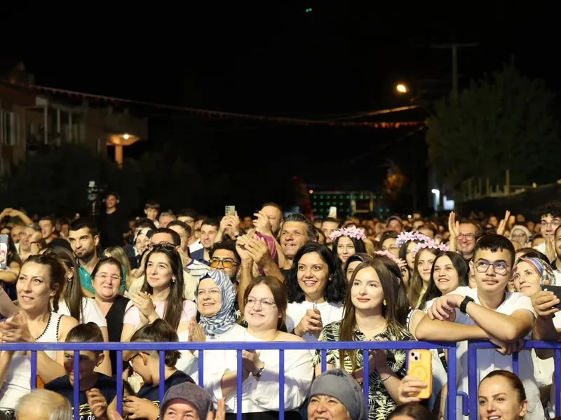 Tavas'ta zeybek şöleni Rafet El Roman konseriyle renklendi