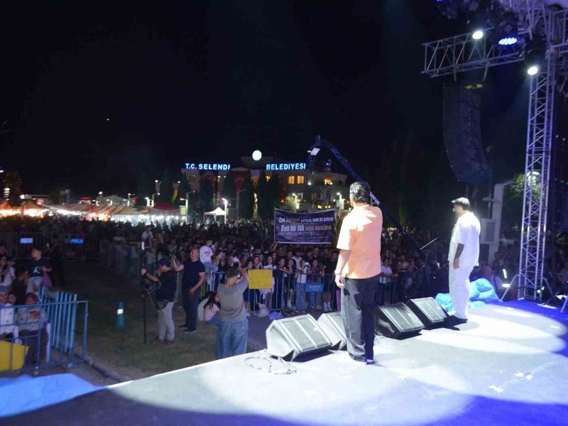 Selendi'de tütün ve cirit festivalinde Tefo & Seko coşkusu