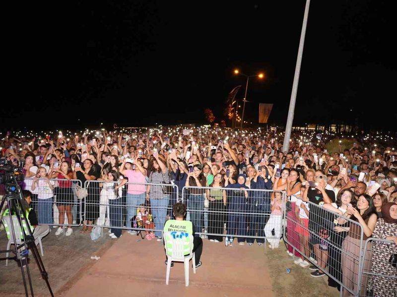 Geyikkoşan sahilinde binlerce kişi Rafet El Roman ile coştu