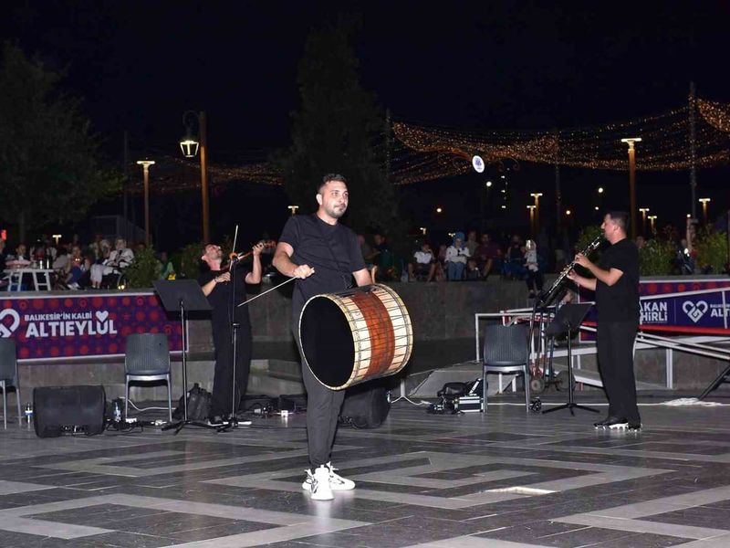 Amfi tiyatroda buluşan komşular: Altıeylül Trio'yla yaz gecesi
