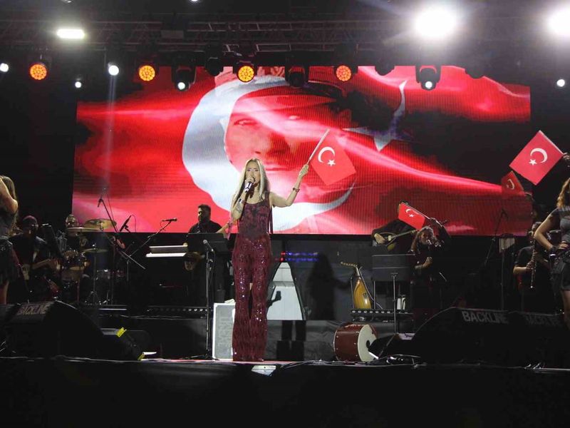 Hande Ünsal sahnede İzmir Marşı'yla cumhuriyet coşkusunu paylaştı