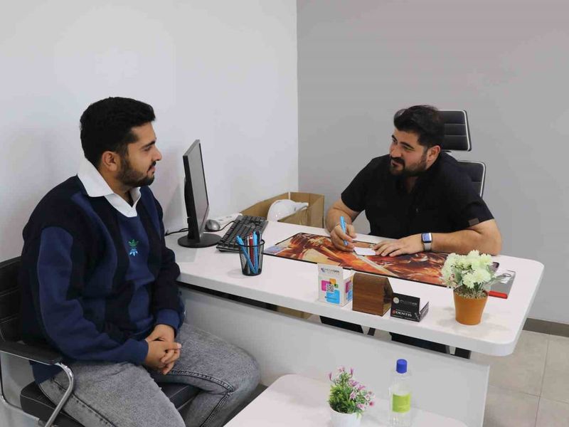 Sivas'ta diş hekimi Mehmet Sarıkuş Eypio'ya benzerliğiyle hastaların ilgi odağı